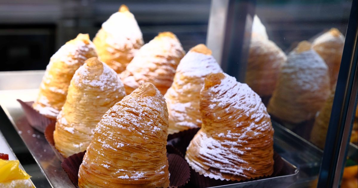 Vedi Napoli e….  Divertiti!  Stendete la pizza su carta, le Sfogliatelle Dolci o gli Struffoli al Miele |  iROZHLAS