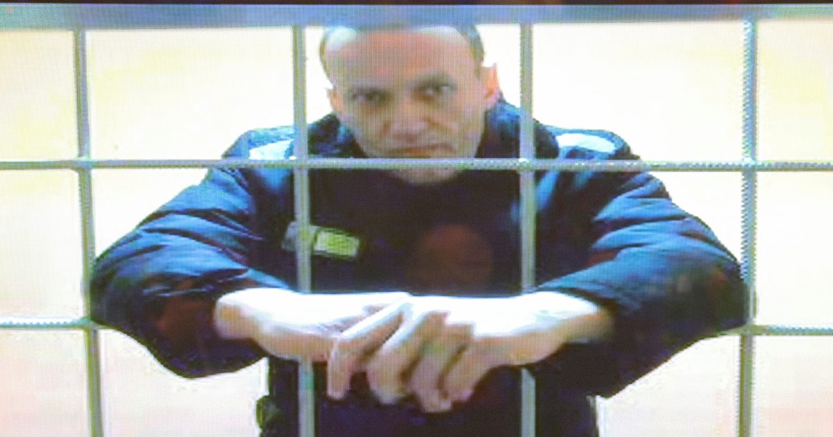 Nawalny klagt über zunehmende Rückenschmerzen.  Die langen Aufenthalte in Einzelhaft sind ihm zufolge iRADIO schuld
