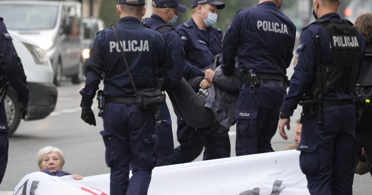 „Polska stała się geopolitycznym pariasem”.  Protestujący w Warszawie próbują zablokować Trybunał Konstytucyjny iROZHLAS