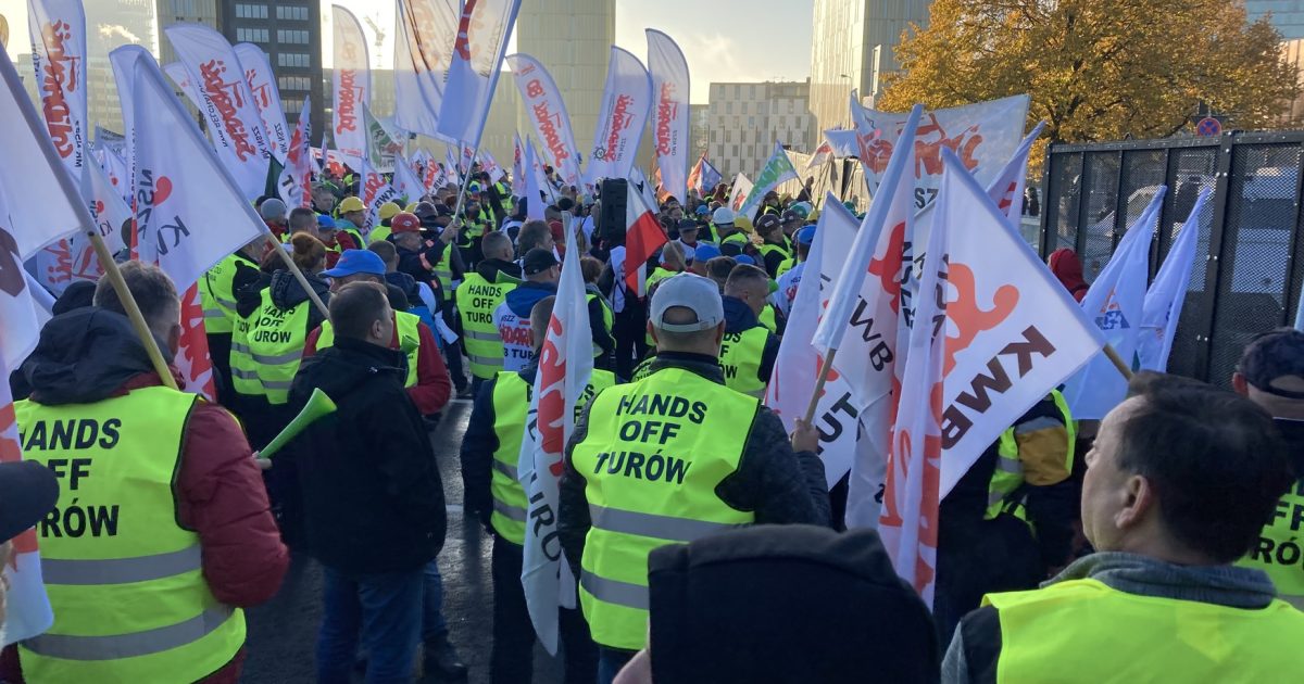 „Ręce precz od Turowa”.  Polscy związkowcy protestują przed ambasadą Czech w Luksemburgu iROZHLAS