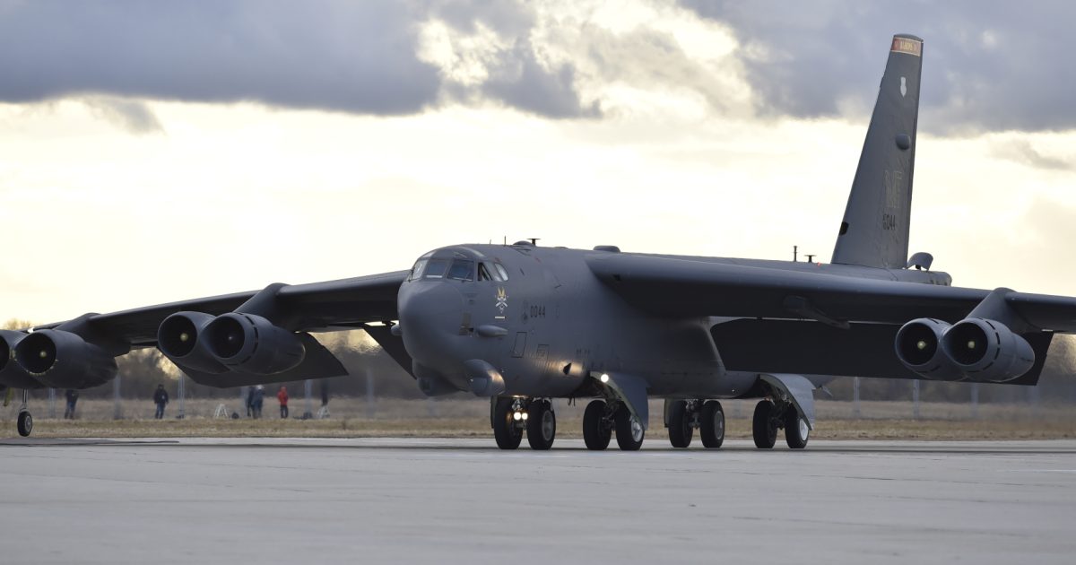 Amerykański bombowiec B-52 wylądował w Mosznowie.  Wojsko określiło lot jako ćwiczenie niezwiązane z Ukrainą iROZHLAS