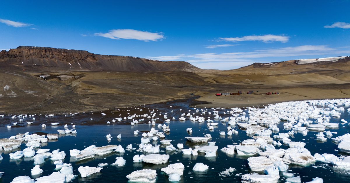 Antarktida se otepluje třikrát rychleji, tání přinese celosvětově nevratné změny, varuje klimatolog