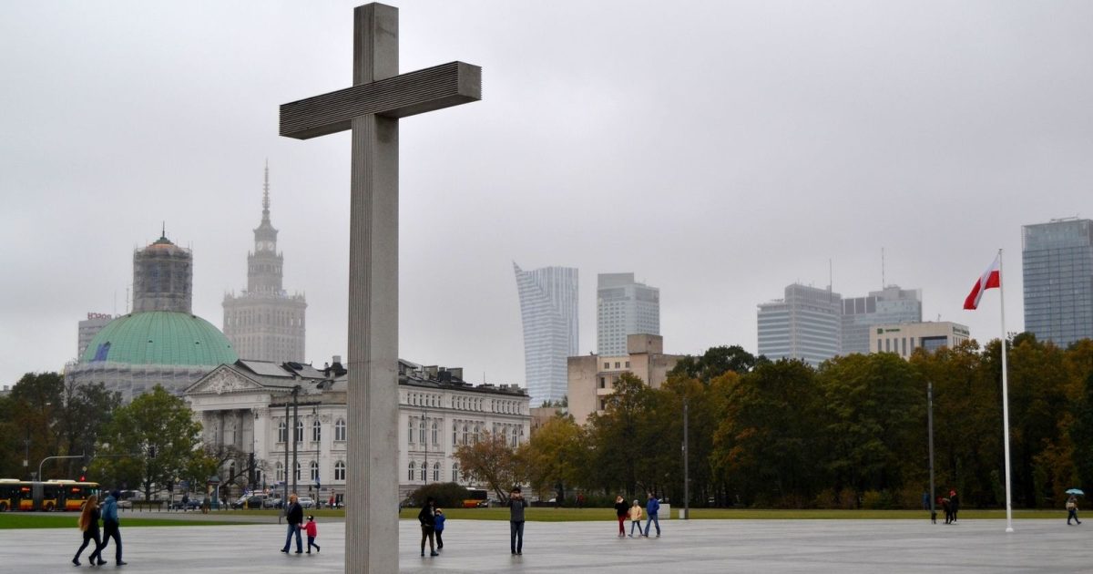 Polska partia rządowa chce ukarać kościół za znieważenie do trzech lat więzienia – podały polskie media iROZHLAS