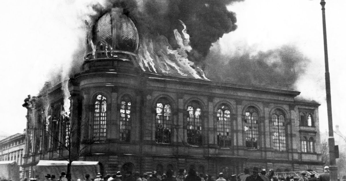 Vor 80 Jahren lösten die Nazis die Kristallnacht aus.  Sie zerstörten Geschäfte, brannten die Synagoge nieder und töteten hundert iRADIO-Juden
