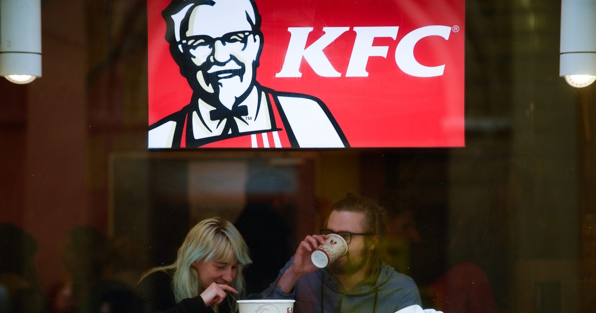 Die KFC-Kette lud ihre deutschen Kunden ein, mit Hähnchen der Reichspogromnacht zu gedenken.  Er entschuldigte sich später |  iRADIO
