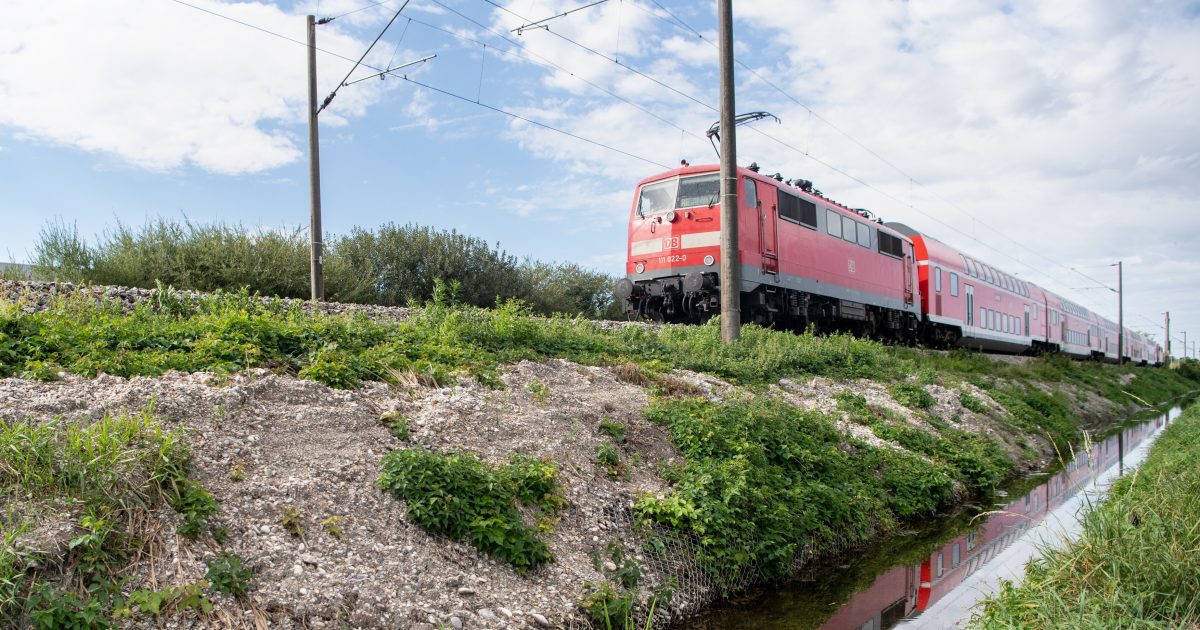 Ein Mann hat in einem Zug in Norddeutschland sieben Menschen niedergestochen, zwei von ihnen starben.  Er wurde von der iRADIO-Polizei festgenommen