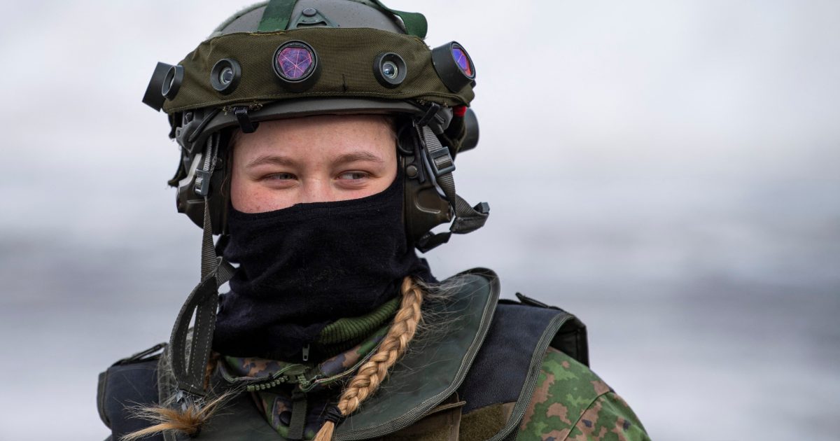 Vojačky ve Finsku testují novou uniformu. Místo podprsenky ale dostaly ‚slušivý topík‘