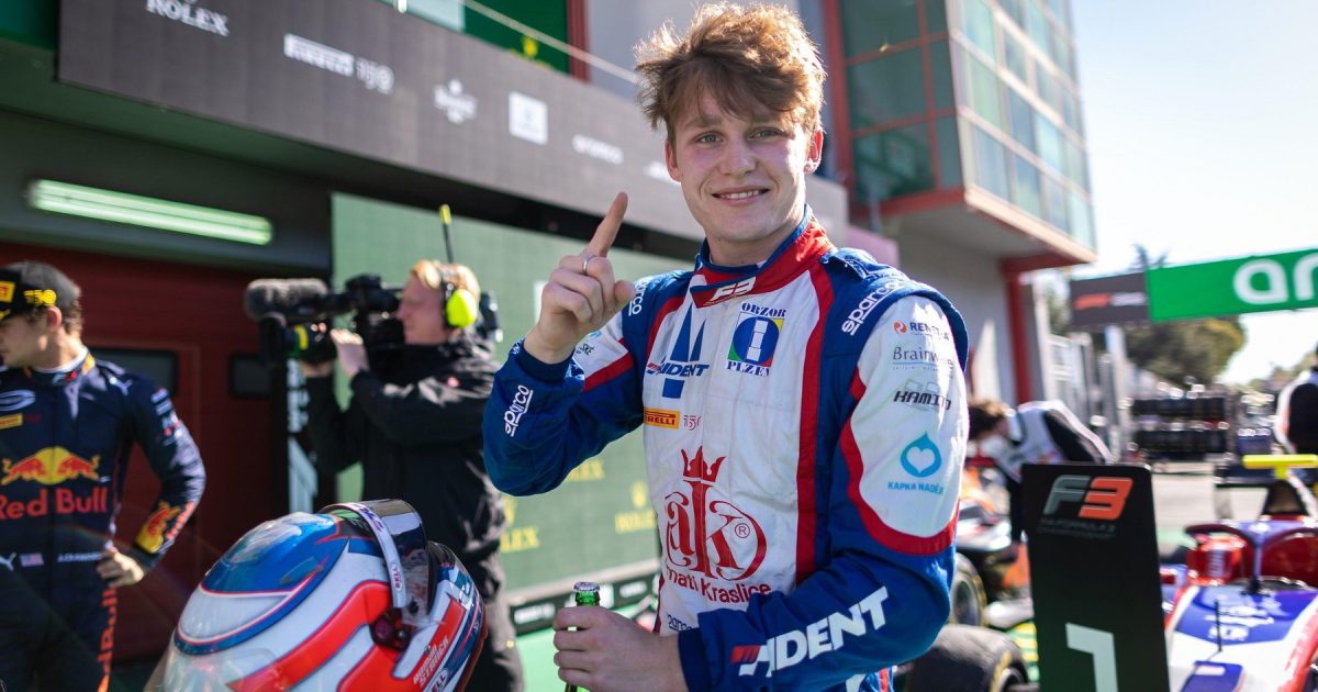 Staněk passa alla Formula 2, il pilota ceco continuerà i colori della scuderia italiana |  iRADIO