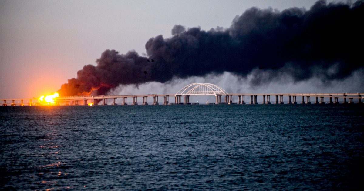 “Chi brucia i ponti se non noi.”  Gli agenti ucraini della SBU hanno riconosciuto l’attacco dell’anno scorso al ponte iRADIO della Crimea