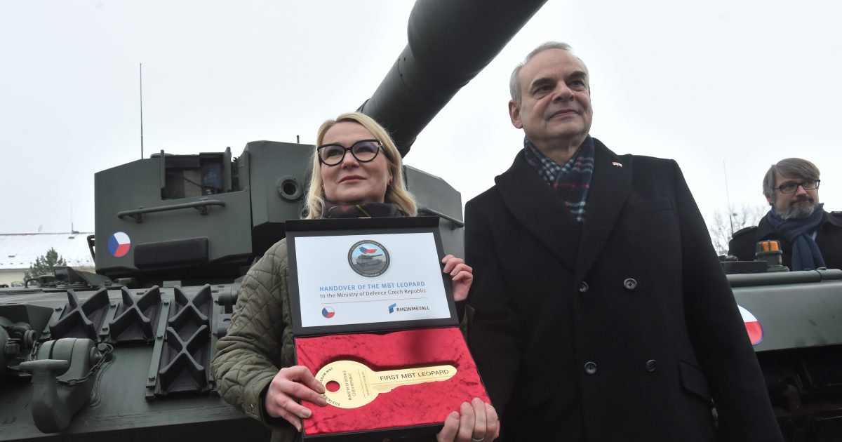 Niemand hat die Tschechische Republik aufgefordert, die der Ukraine gespendeten Leopard-2-Panzer zu verlassen, das Ministerium widerlegt die Spekulationen |  iRADIO