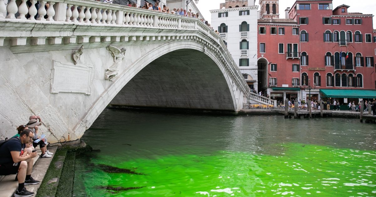 Mistero a Venezia.  L’acqua del canale è diventata verde in più punti iRADIO