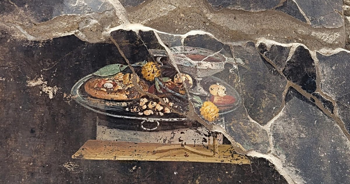 À Pompéi, les archéologues ont découvert des fresques précurseurs de la pizza d’aujourd’hui.  Mais il manque le fromage et les tomates iRADIO