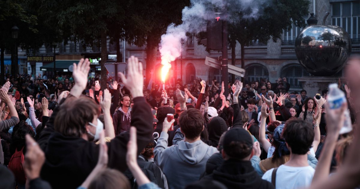 ‘Pas de justice pas de paix.’  Des dizaines de milliers de Français manifestent contre les violences policières |  iRADIO