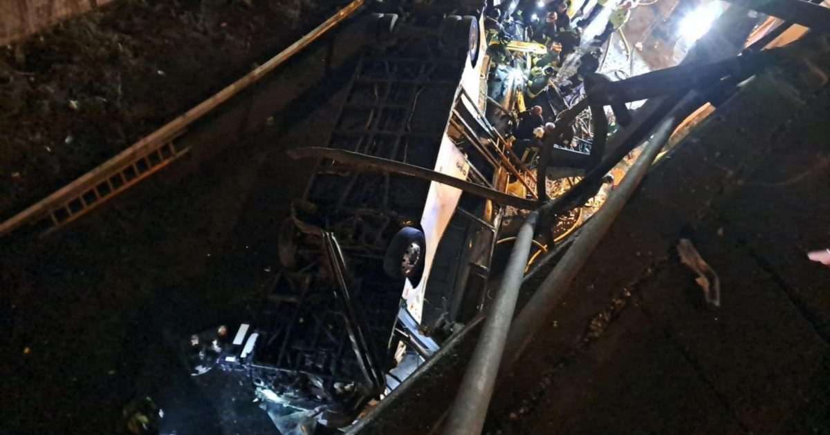 Almeno 21 persone sono morte in un incidente vicino a Venezia, in Italia, con un autobus caduto da un cavalcavia ferroviario |  iRADIO
