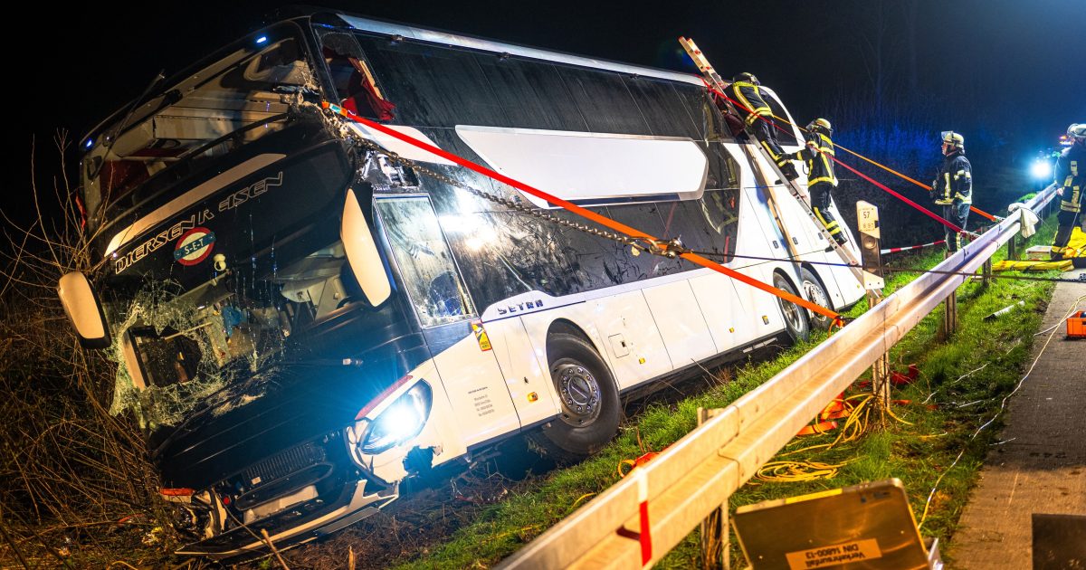 Im Westen Deutschlands ist ein Bus mit Studenten verunglückt  iRADIO