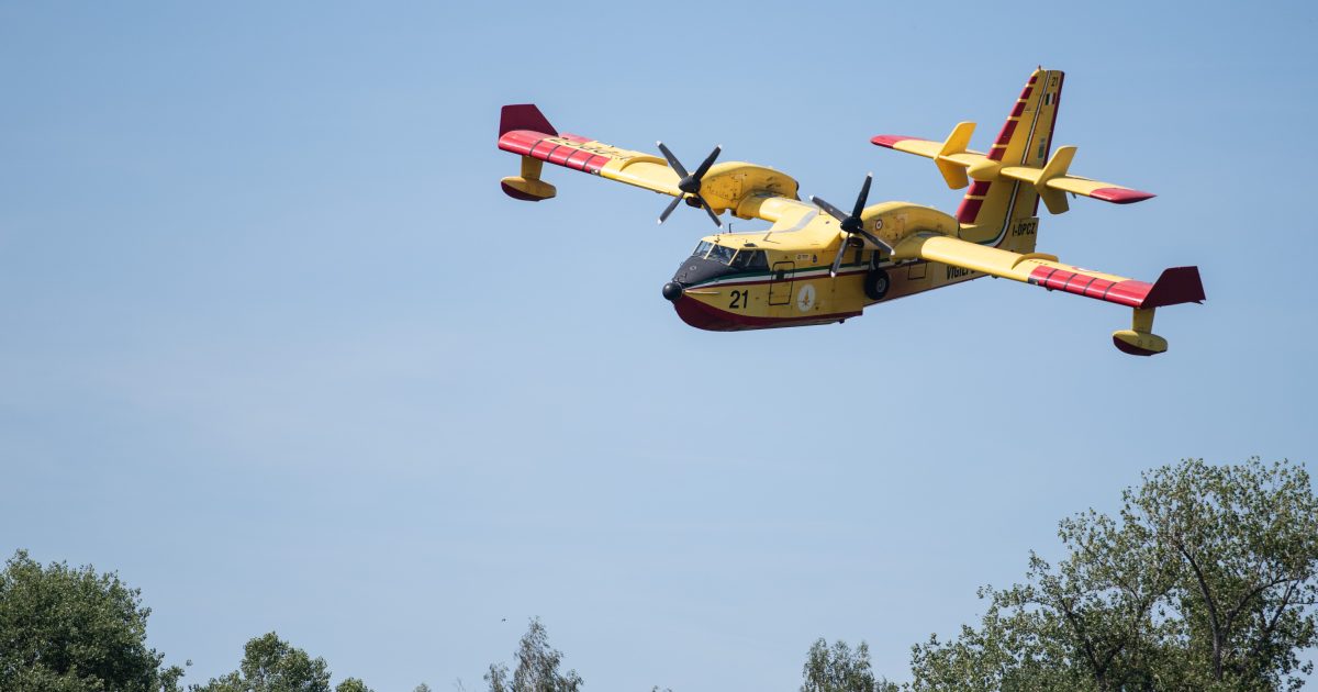 L’aereo italiano Canadair aiuterà ancora una volta con gli incendi di Hřensk.  Sul posto iRADIO sono anche i vigili del fuoco dalla Slovacchia