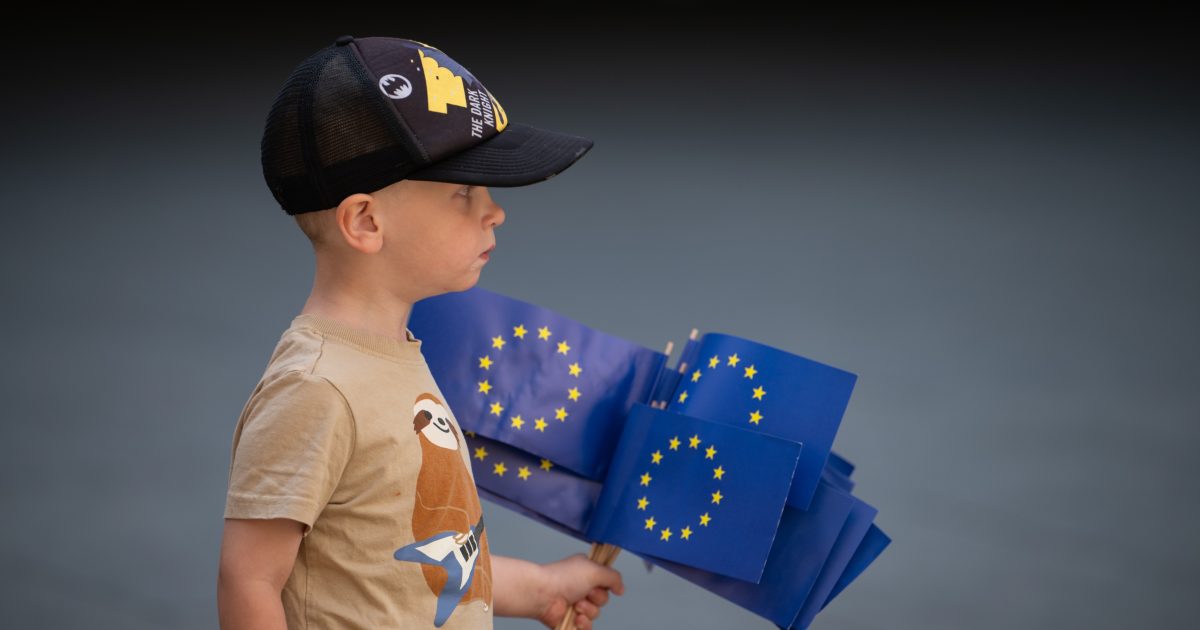 OBRAZEM: Žluté hvězdy na modrém poli a vlajky. Češi oslavili 20 let v Evropské unii