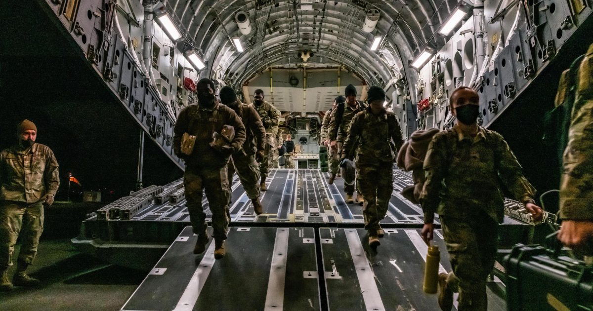 Die ersten 2.000 amerikanischen Soldaten kamen in Deutschland an.  Die USA schickten sie als Reaktion auf die Krise in der Ukraine |  iRADIO