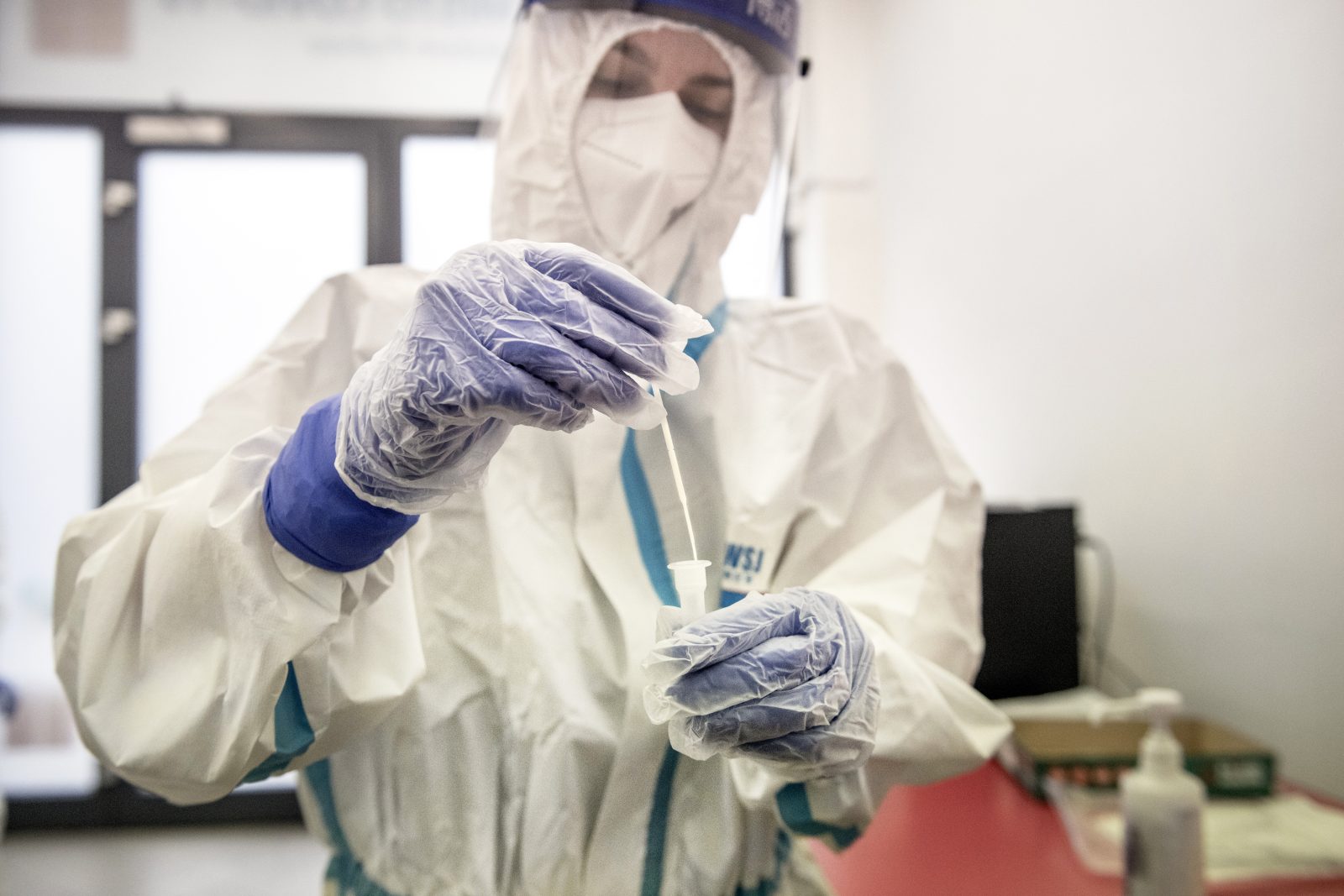 Je tu velmi silná indicie.' Laboratoř v Česku má podezření, že odhalila nakažlivější mutaci koronaviru | iROZHLAS - spolehlivé zprávy