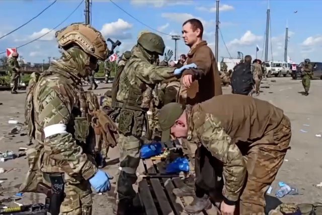 Poslední obránci Azovstalu se vzdávají ruským vojákům
