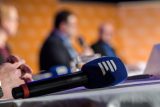 ŽIVĚ: Jak zajistit dostatek bytů a parkovacích míst? Poslouchejte debatu kandidátů na pražský magistrát