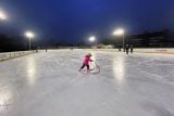 Kluziště v Pardubicích láká na prázdninovou otevírací dobu. Bruslení končí až po deváté večer