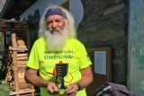 Nikdy nepodceňuj starého pána. Z Třince do německé Kostnice jede 74letý Břetislav Snášel na koloběžce