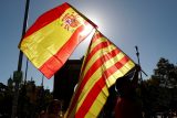 Španělská a katalánská vlajka na demonstraci v Barceloně. Ilustrační foto.