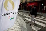 Vlajka s logem pařížské olympiády vlaje v ulicích hlavního města Francie