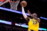 Basketbalisté Los Angeles Lakers vybojovali postup do play off NBA, když v předkole zvítězili na palubovce New Orleans 110:106