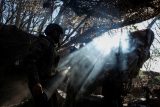 Ukrajinští vojáci střílejí z houfnice na ruské jednotky v Doněcké oblasti