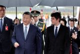 Francouzský premiér Gabriel Attal vítá na letišti čínského prezidenta Si Ťin-pchinga při příletu na dvoudenní oficiální státní návštěvu