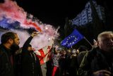 Demonstranti při protestech proti návrhu kontroverzního zákona v metropoli Tbilisi