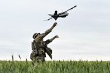 Ukrajinský voják vypouští průzkumný dron pro přelet nad pozicemi ruských vojsk v Záporožské oblasti