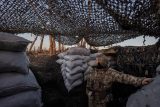 Voják v Doněcké oblasti naslouchá zvukům dělostřelecké palby