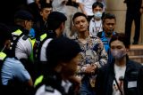 Lee Yue-shuna odvádí policie před budovou magistrátního soudu v Západním Kowloonu poté, co byl zproštěn obvinění podle zákona o národní bezpečnosti, Hongkong, Čína, 30. května 2024