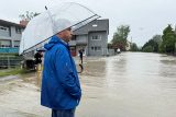Bavorský ministerský předseda Markus Söder stojí na zaplavené ulici v Diedorfu u Augsburgu na jihu Německa