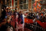 Indický premiér Naréndra Módí hovoří ke svým příznivcům v sídle Indické lidové strany v Dillí