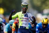 Cílem třetí etapy projel nejrychleji Eritrejec Girmaym, do žlutého dresu pro lídra se oblékl Carapaz