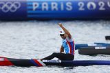Fuksa ponese vlajku na zakončení olympiády. ‚Budu nervóznější, než když jedu závod,‘ popisuje kanoista