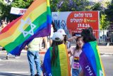 Izrael letos vzhledem k válce v Gaze zrušil své duhové průvody za práva sexuálních menšin. Jeruzalémem přeci jen ale prošly tisíce účastníků pochodu Pride Parade