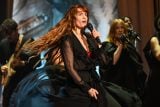 Jistý a bezchybný zpěv. Florence and the Machine rozpohybovali největší koncertní halu v Česku