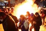 Protivládní protest v Tiraně přerostl v násilí. Policie nasadila vodní děla, demonstranti Molotovy