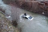 Mladý řidič u Blanska skončil i s vozem v řece. Potom si sedl na jeho střechu a čekal na záchranu