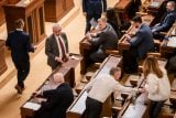 ONLINE: Poslanci druhý den řeší nedůvěru vládě. Do diskuze se hlásí desítky řečníků