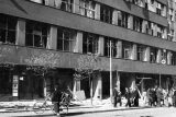 Čelní pohled na rozhlas s vymlácenými okny během pražského povstání v květnu 1945