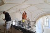 ‚Naposledy se malovalo v roce 1949.‘ Malířské práce zakončují tříletou obnovu kaple na hradě Švihov