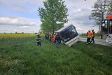 Autobus skončil v příkopě na boku opřený o strom