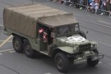 Žena v konvoji na Slavnostech Svobody zamávala nacistickou vlajkou