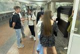 Školní šatny hned před turnikety charkovského metra